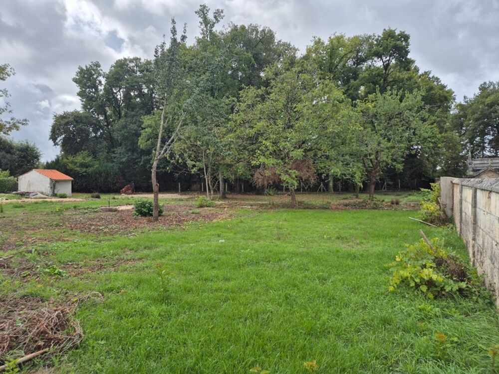 Vente Terrain Beau terrain clos de 1600 m2, secteur calme, proche commerces et transport Puymoyen