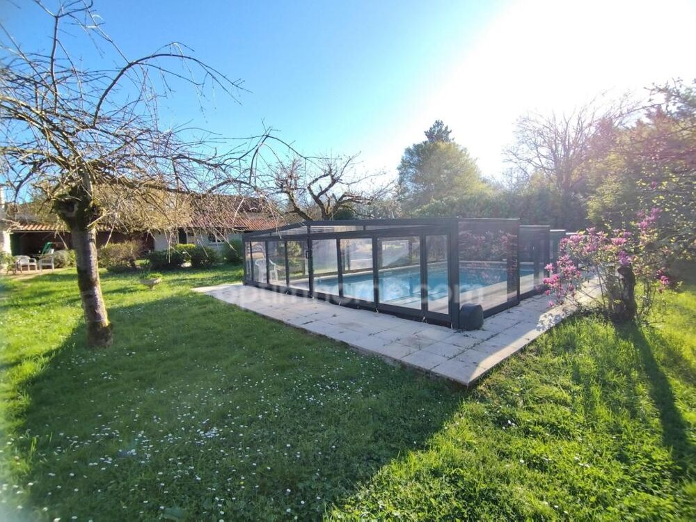 Charente, proche La Rochefoucauld, maison 200 m², piscine couverte avec terrain 5529 m²