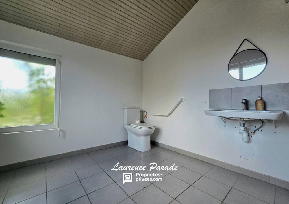 Maison divisée en deux parties avec hangar et jardin
