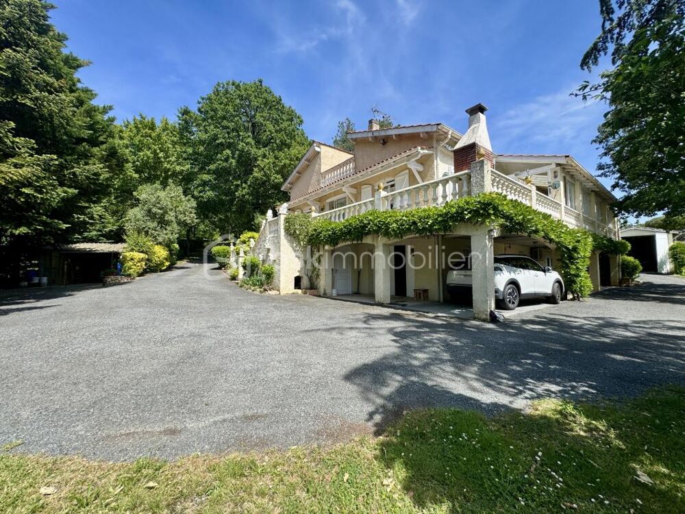 Belle Maison familiale avec sous-sol complet et piscine, sur un vaste terrain boisé