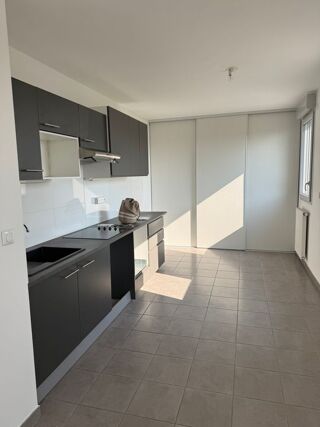  Appartement à louer 4 pièces 90 m²