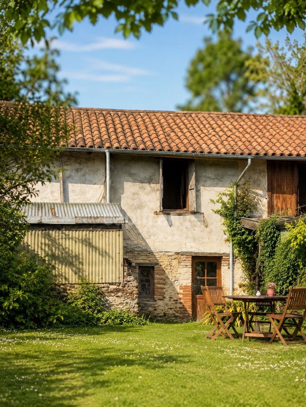 L'Isle En Dodon  Maison de village mitoyenne à rénover avec 700 m² de terrain, toiture neuve et fort potentiel