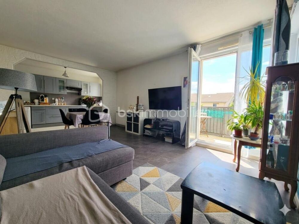 Appartement 3 pièces lumineux avec balcon et parking  Proche écoles et Carré Sénart