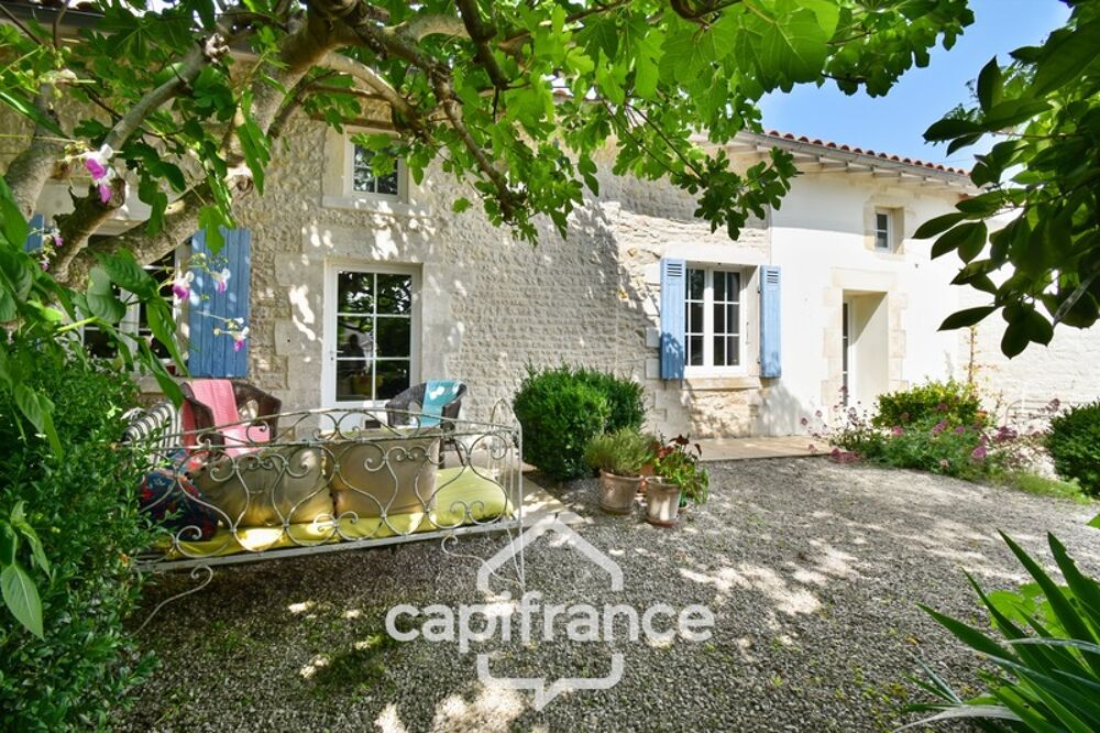 Maison charentaise rénovée à vendre 6 pièces COURCELLES (17), proche commerces, d'une superficie de 149m² avec atelier et jardin