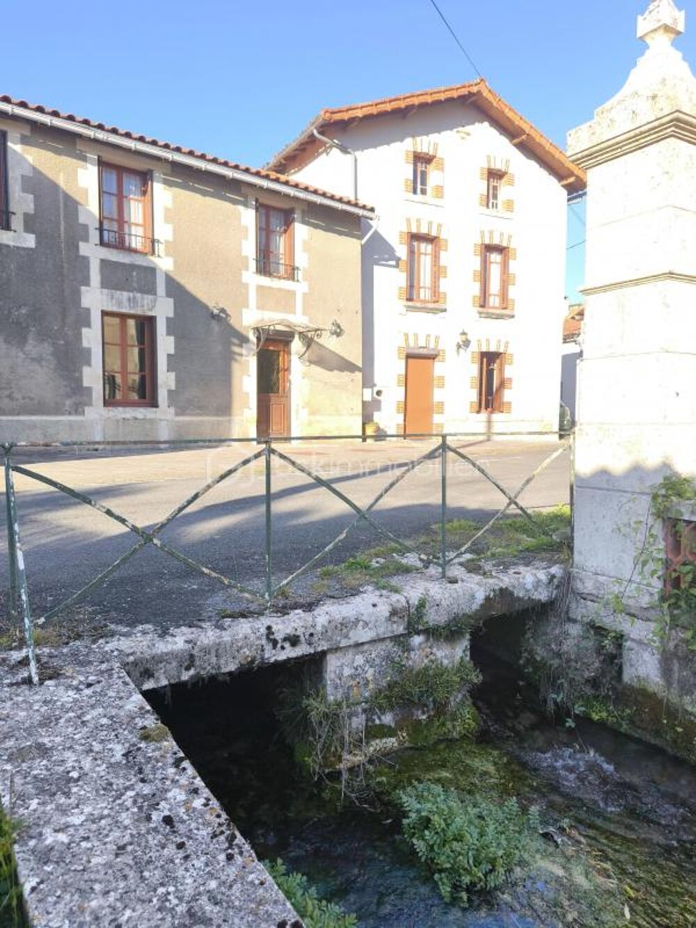 Demeure templière du XII? siècle entièrement rénovée + seconde maison  cadre exceptionnel avec rivière