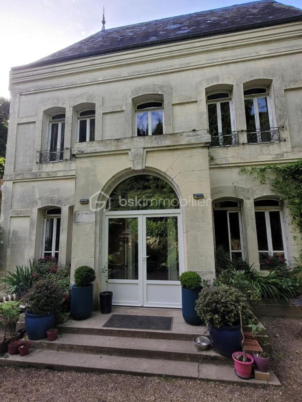 Manoir 19ème avec ancienne maison de gardien, grand garage, parc paysager