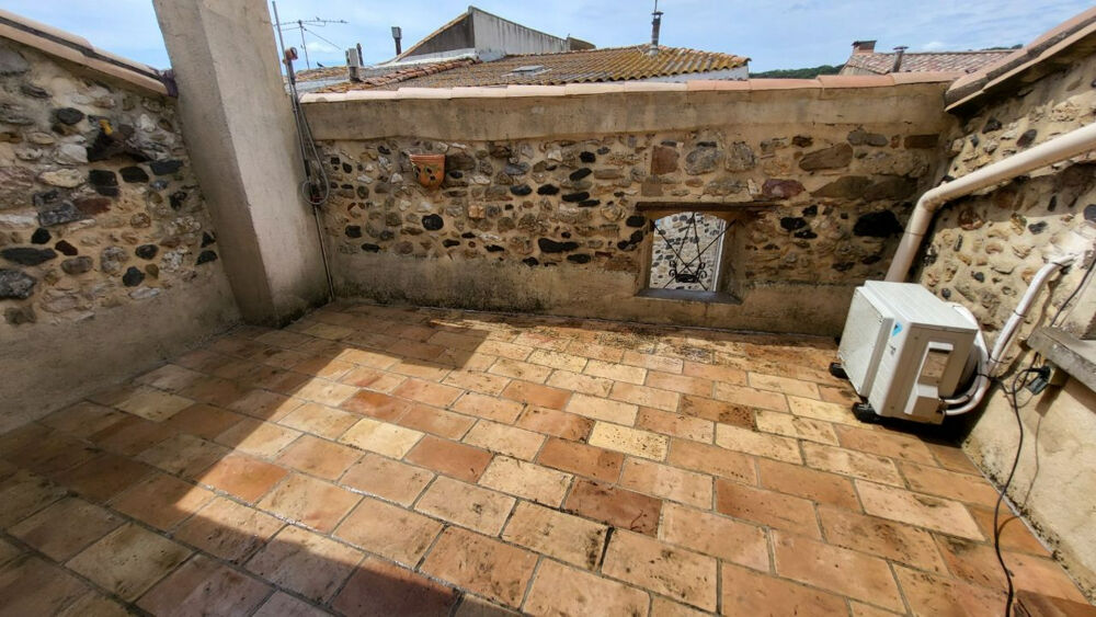 Très belle maison avec pierres apparentes de village avec garage et terrasse