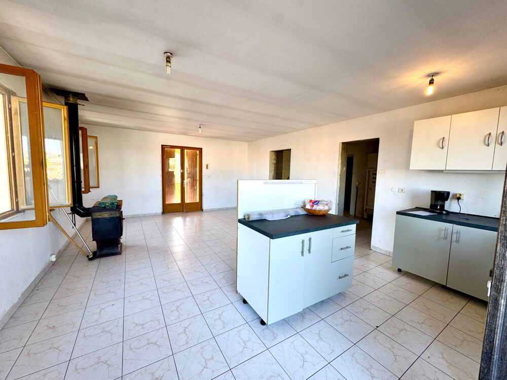 LÎle-Rousse  Maison 5 pièces, 3 niveaux avec terrasses, jardin et vastes garages  Centre ville et plage à pied
