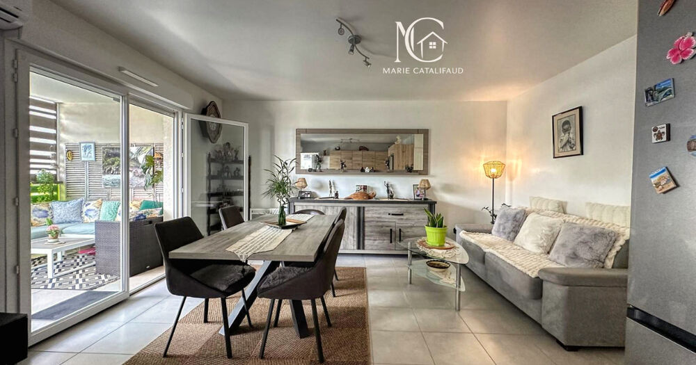 À VENDRE - Beau 2 pièces de 53 m² avec grande terrasse, PISCINE et parking