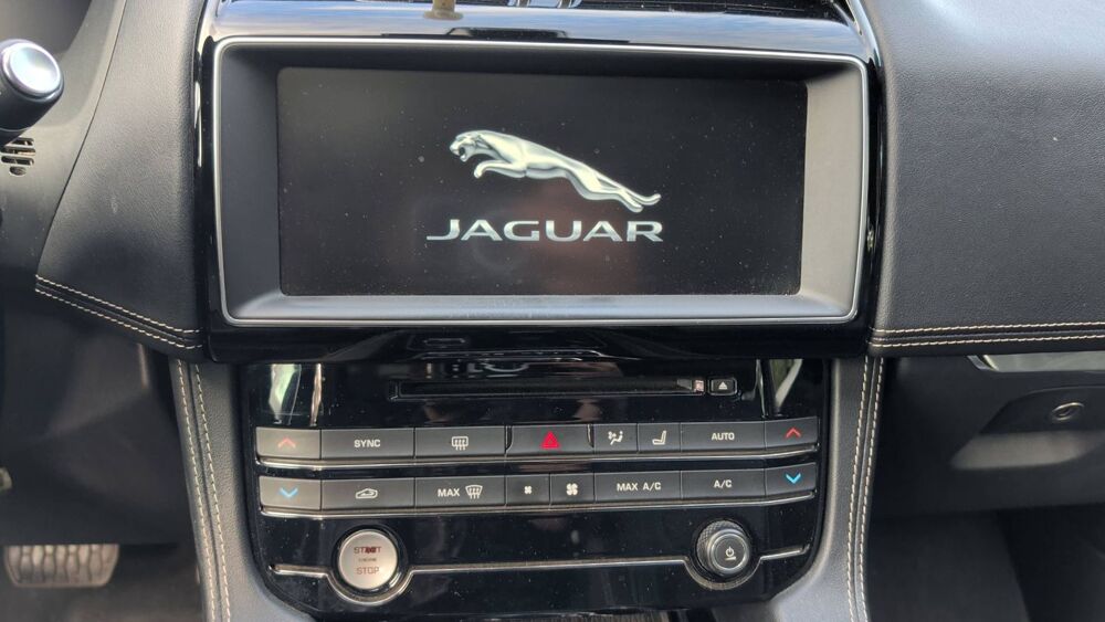 F-PACE 2.0 180 AWD R-Sport - Entretien constructeur Toit ouvrant 2017 occasion 20200 Bastia