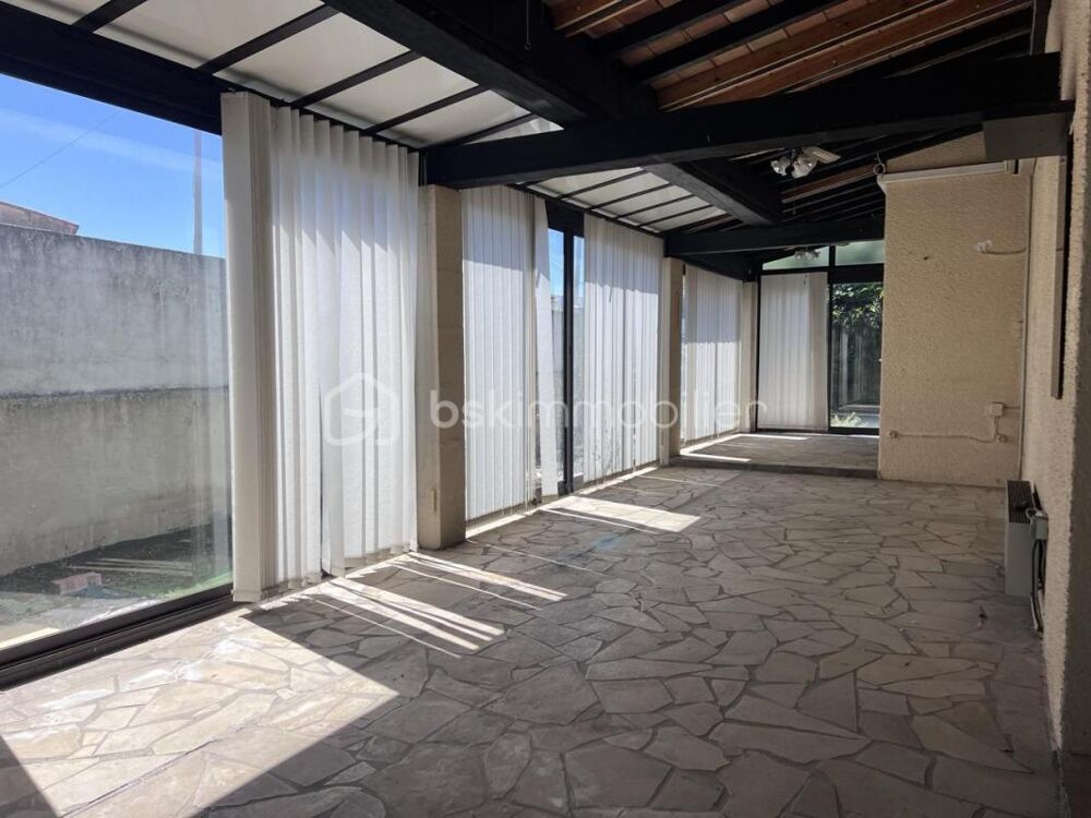 Vente Maison villa F5 de caractère à rénover en R+1 d'environ 177 m2 habitables sur terrain de 453 m2, 2 chb au rdc 2 à l'étage Frontignan