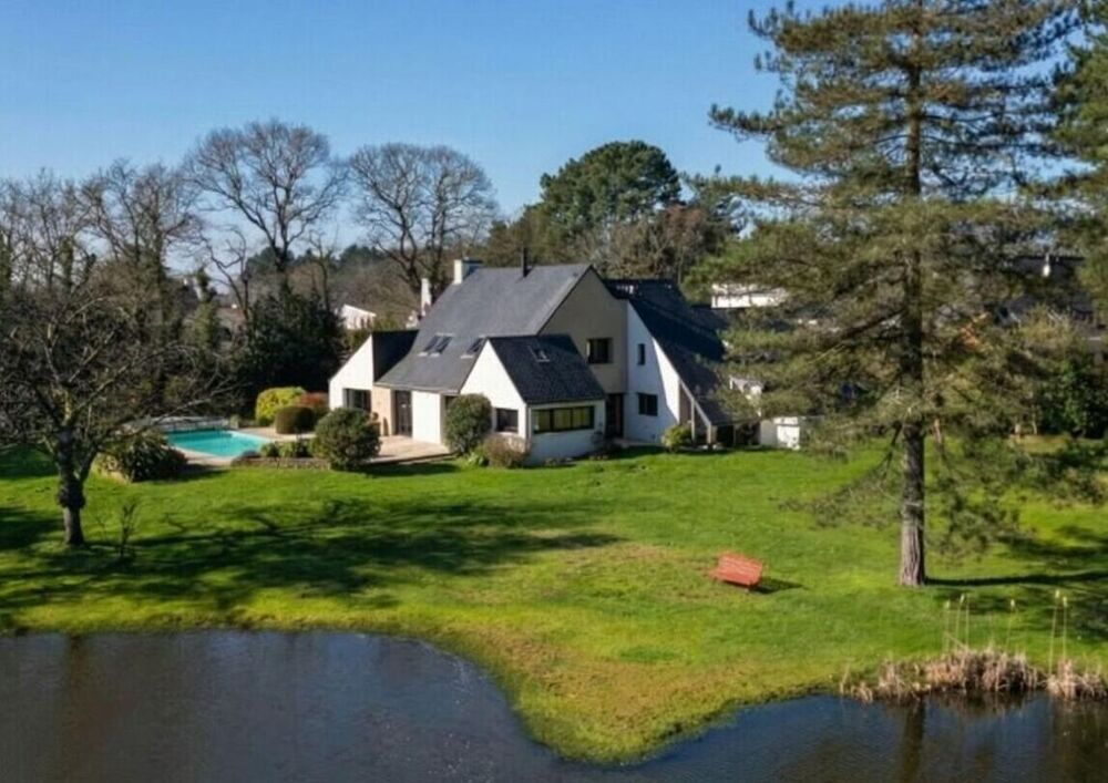 Vente Maison À 10 minutes du Port de Vannes. Propriété d'architecte d'exception de 235 m², avec étang privatif, piscine, 3 hectares. Parc rés Vannes