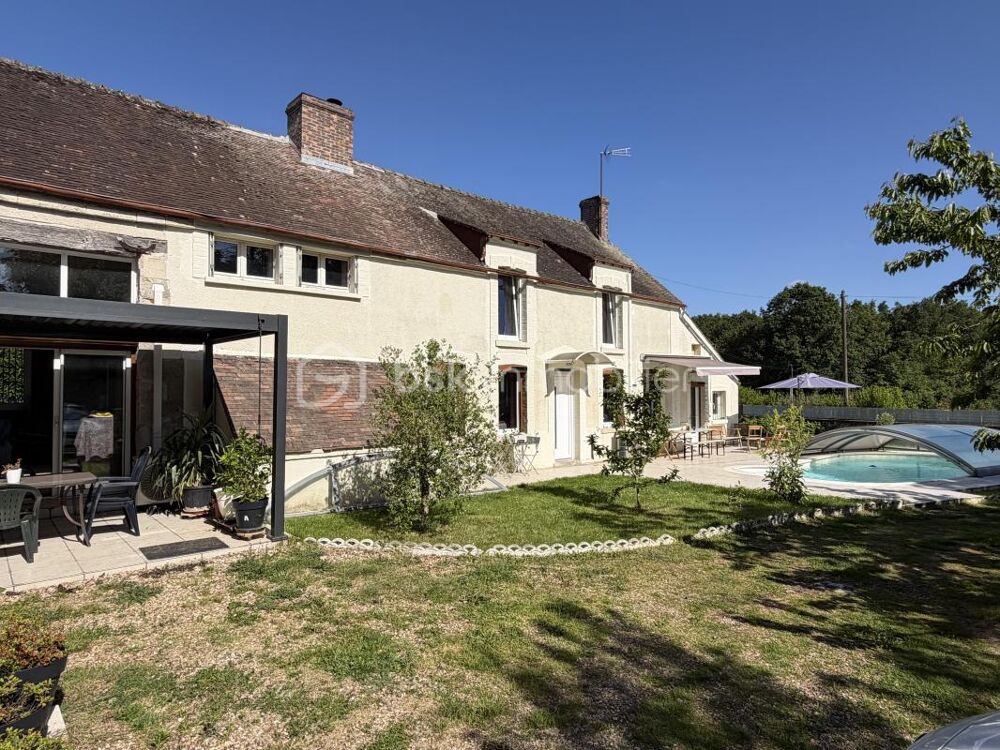 Très belle maison de la fin du 19ème siècle agrémentée de sa piscine et de ses dépendances !