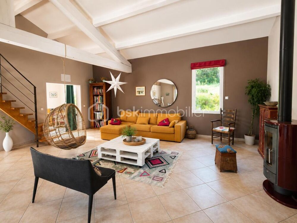 ET oui elle est enfin disponible: RARE  Propriété de plain-pied, 181 m², piscine, 2,5 hectares et vue exceptionnelle