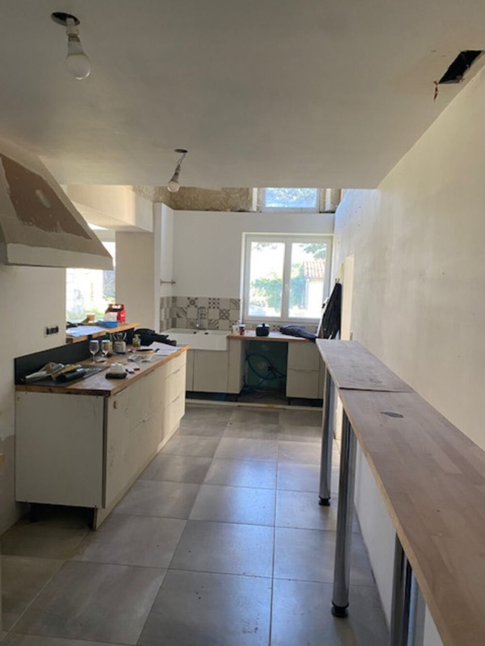 Belle maison en pierres, de 234 m2 habitables, 2 pigeonniers à rénover, hangar et dépendances