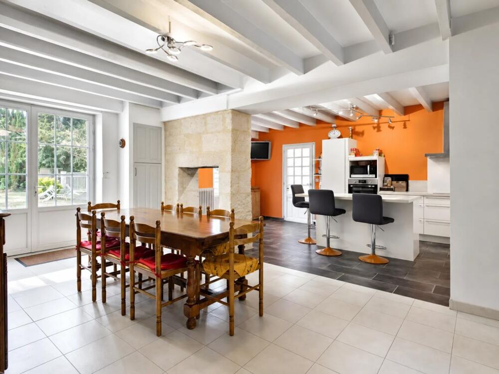 Maison pierre 141 m², piscine intérieure, 2 500 m² - Saint-Symphorien
