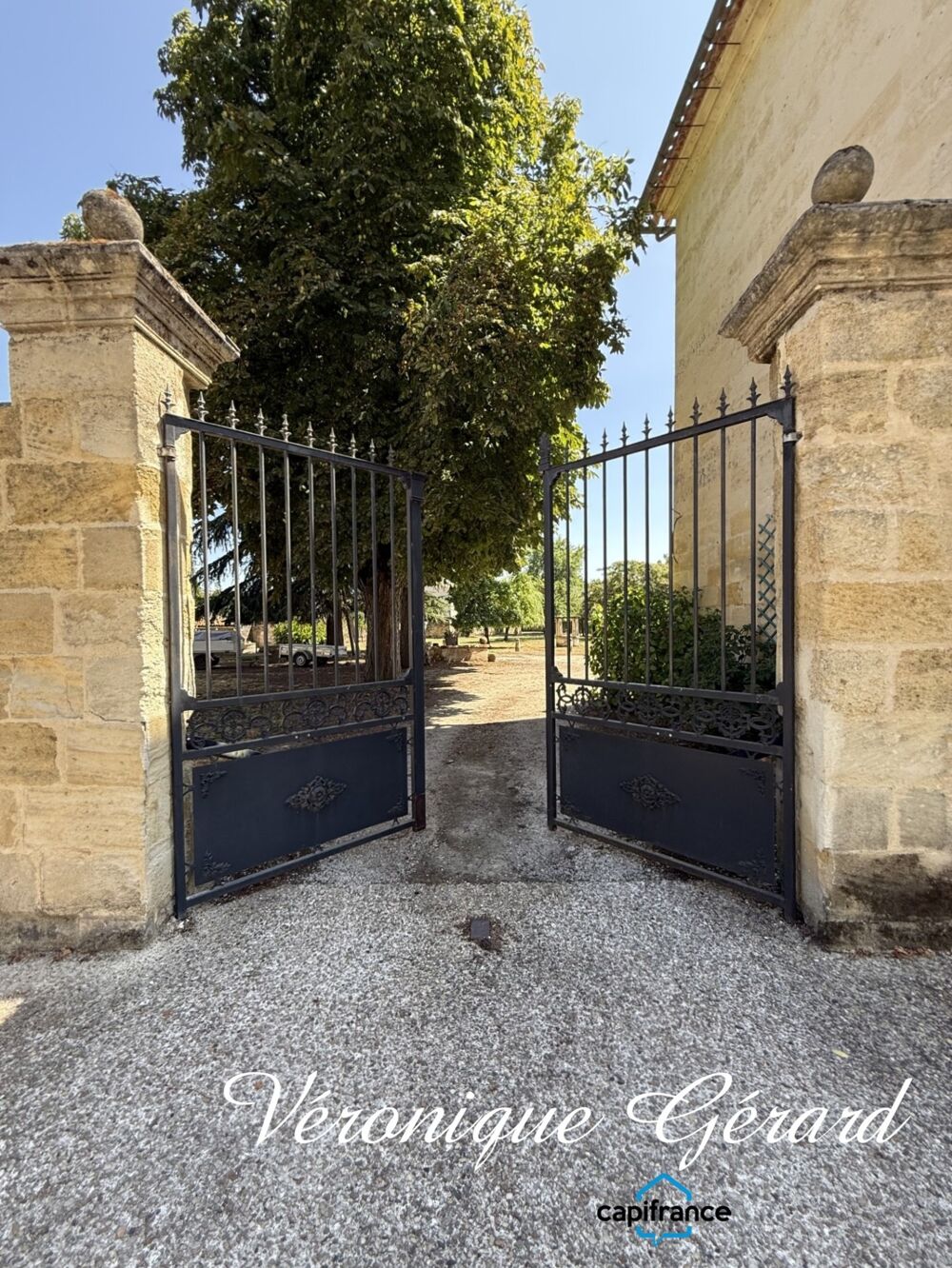 Vente Maison BELLE MAISON EN PIERRE DE TAILLE DE 252 M², 7 CHAMBRES, COMBLES AMÉNAGEABLES, JARDIN PAYSAGER,3 GARAGES Sainte terre