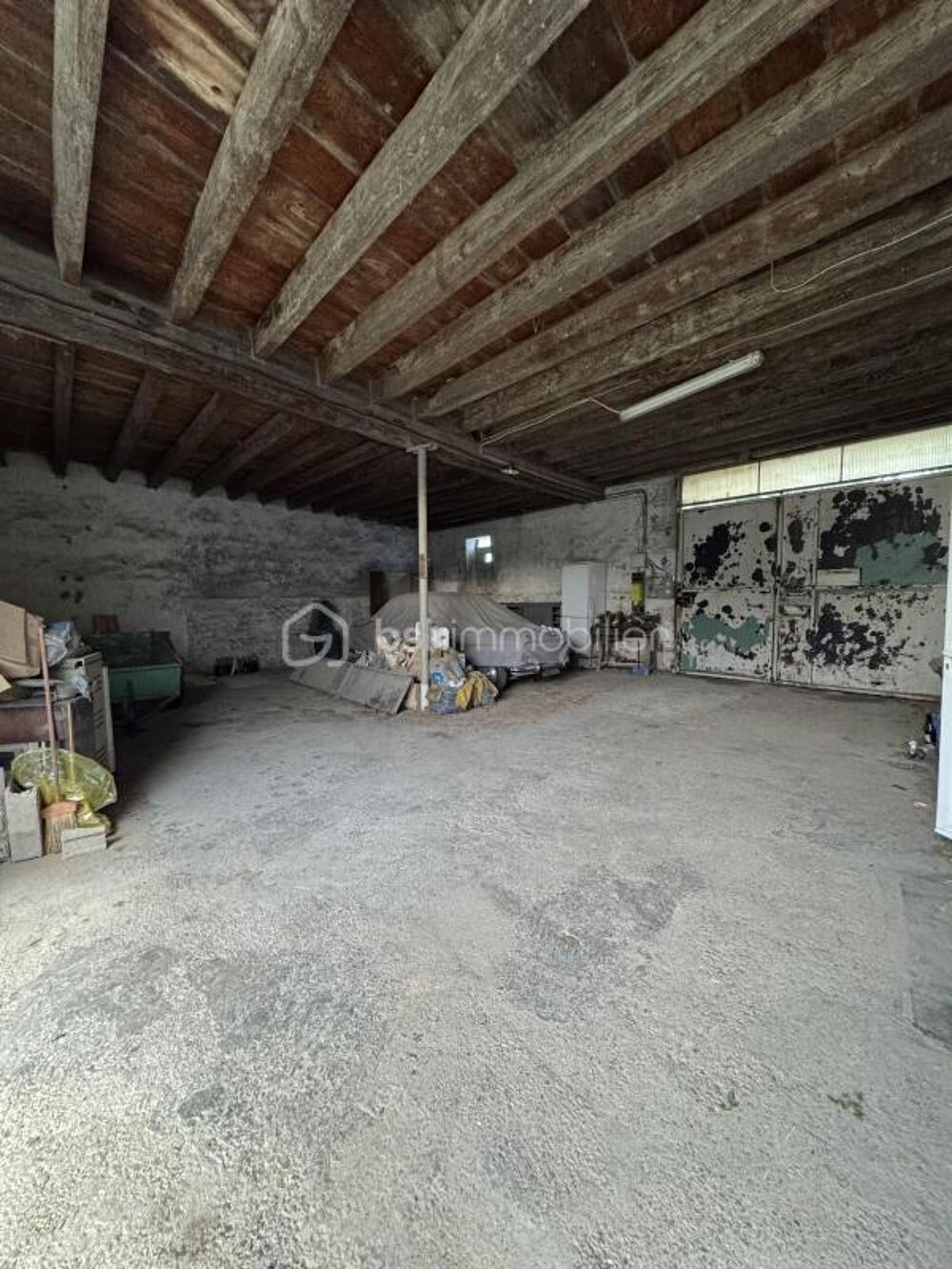 Maison 137 m² habitables  4 chambres  Terrasse  Porche 100 m²  Hangar 100 m²  Jardin  Plusieurs stationnements - Terrain d