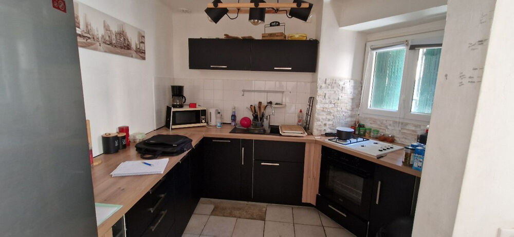 Maison de village avec une terrasse