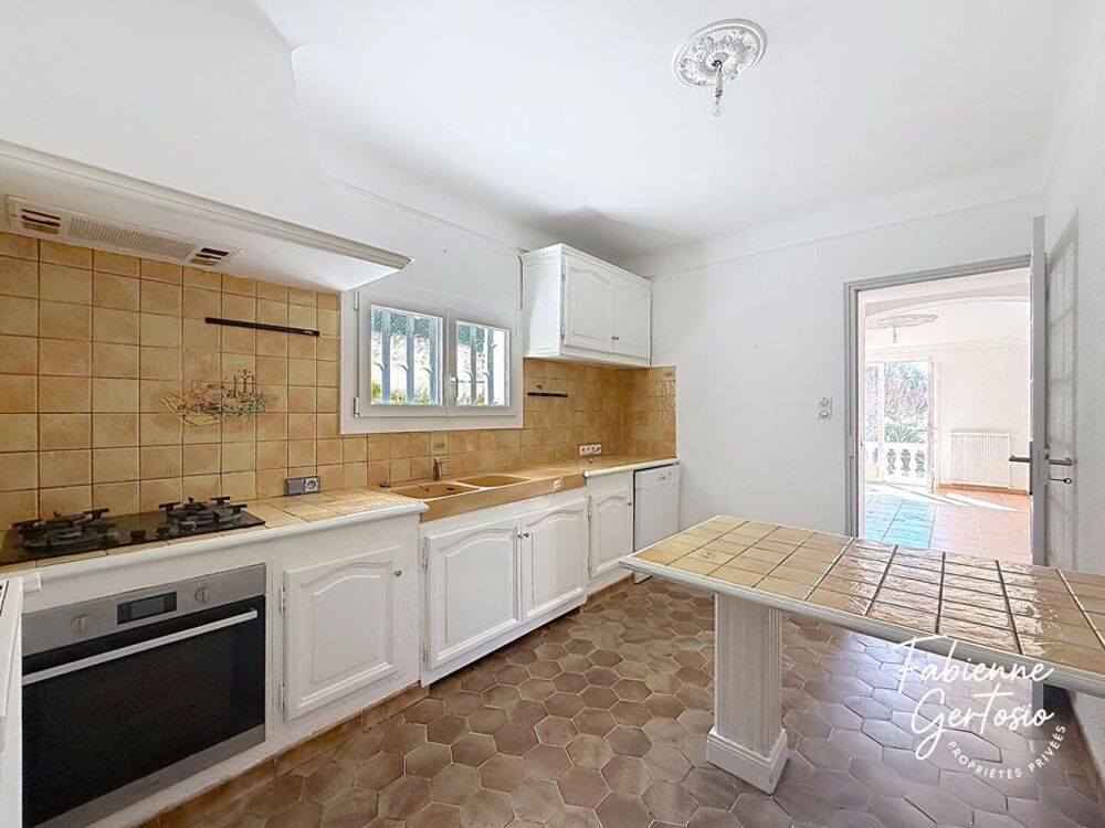 CEYRESTE ! Maison traditionnelle 6 pièces, terrain 1127m², piscine