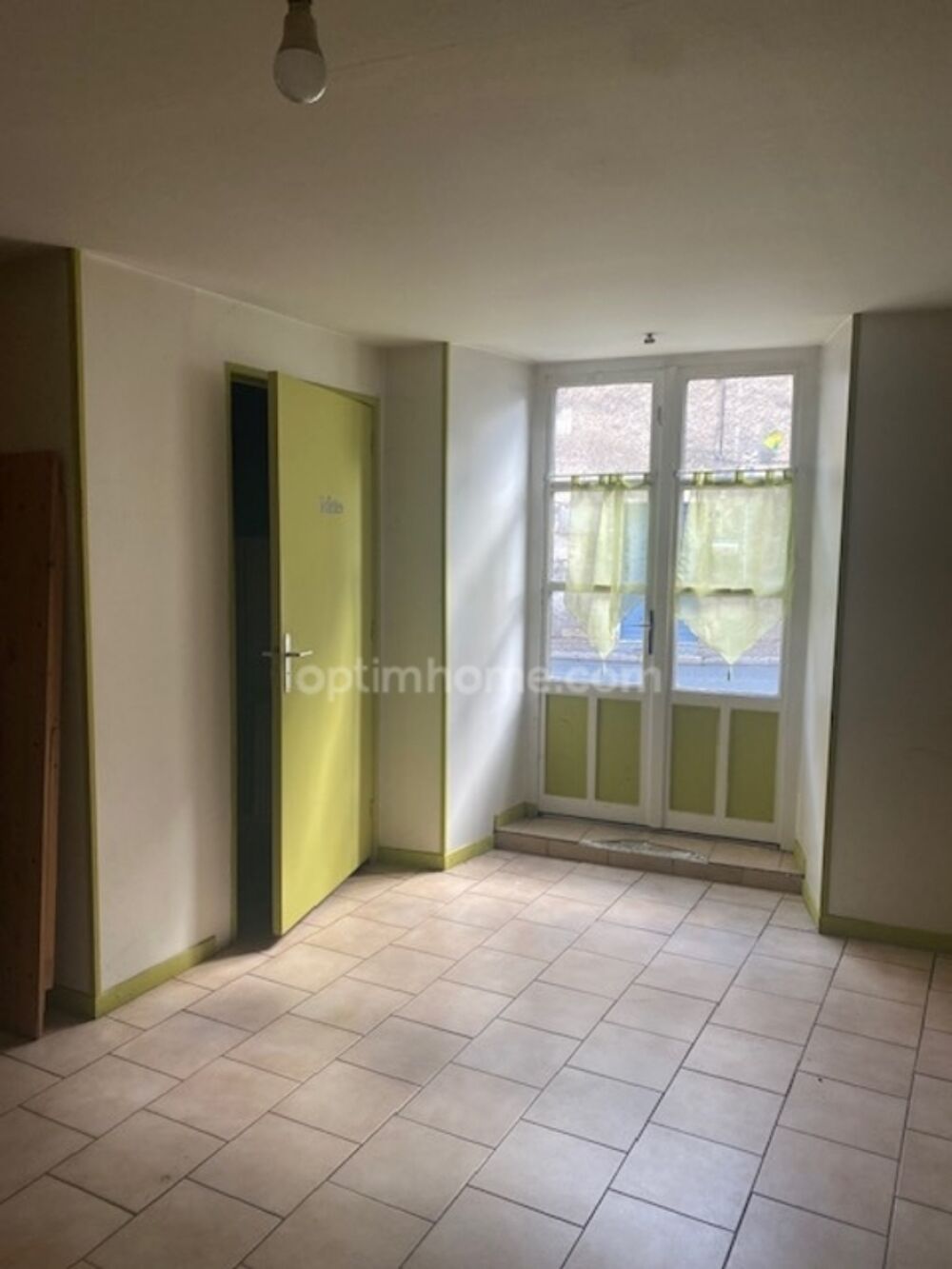 Au coeur du village de Marthon, Bâtiment en pierres, ancien commerce, bar pizza, avec logement au dessus