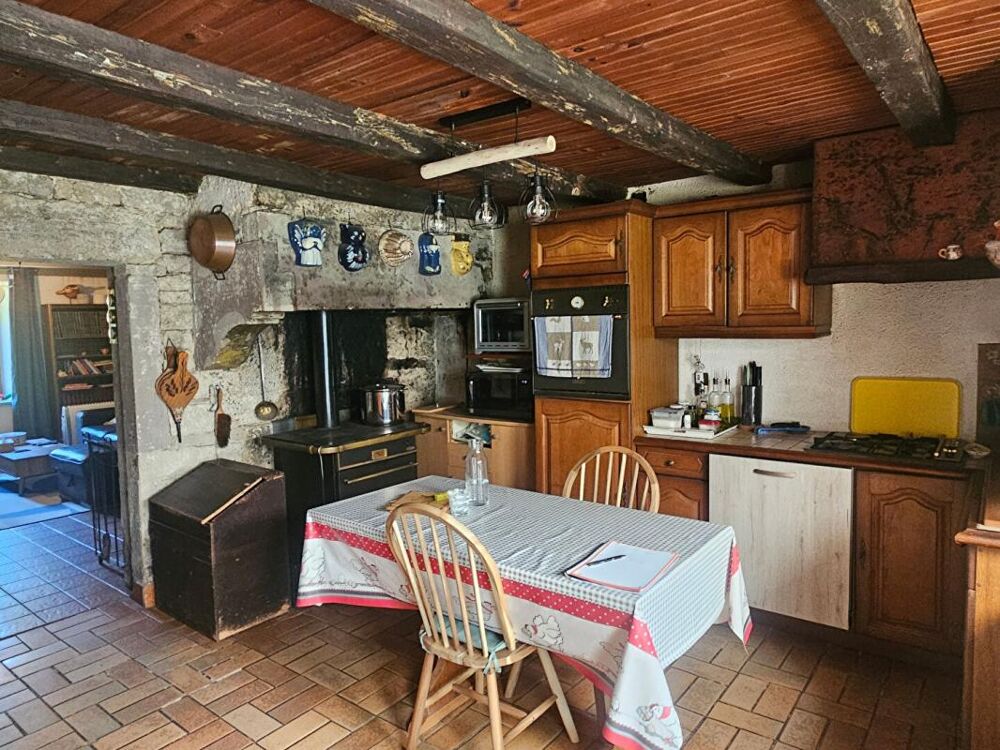 Maison de caractère en pierres, dépendances et terrain de 1,36 ha avec source