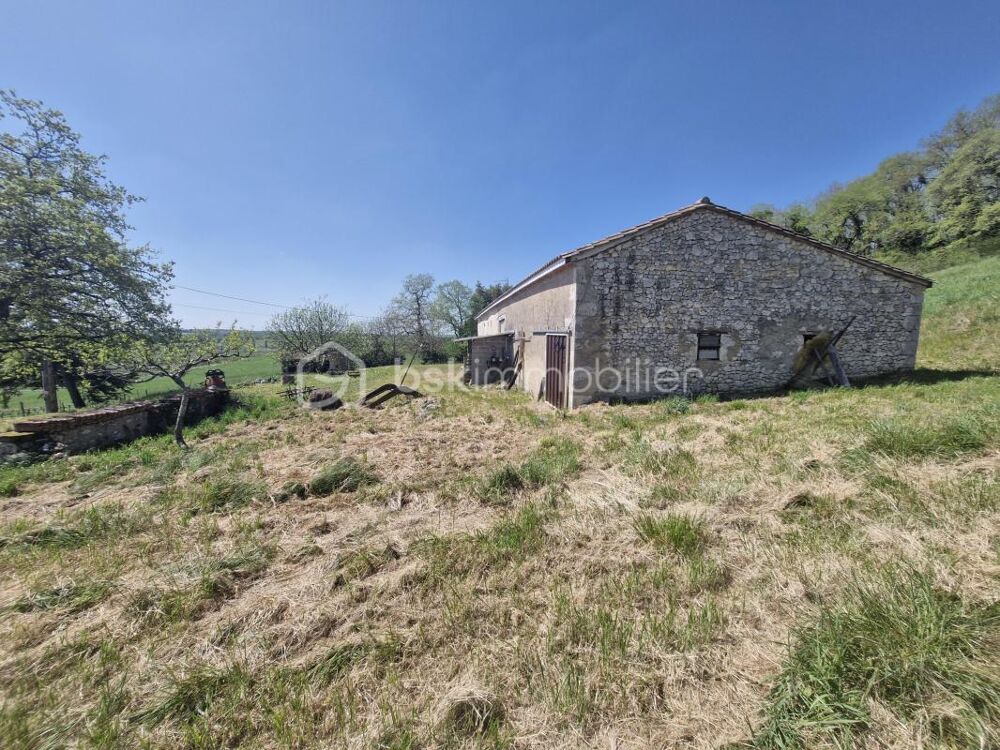 Belle maison en pierre à rénover de 150m2 avec deux dépendances de 100m2 et terrain de 47 hectares