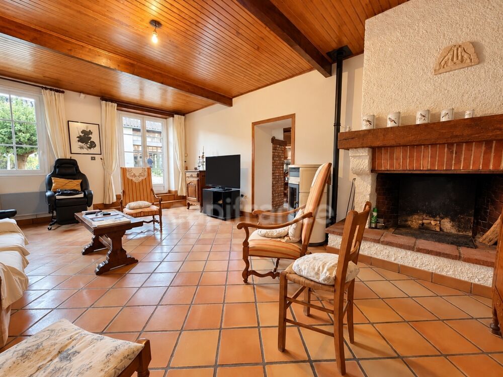 Vente Maison RIEUMES – maison T8 de 208 m², 200 m² de dépendances, combles aménageables de 90 m² et terrain de 1 500 m² – DPE C Rieumes