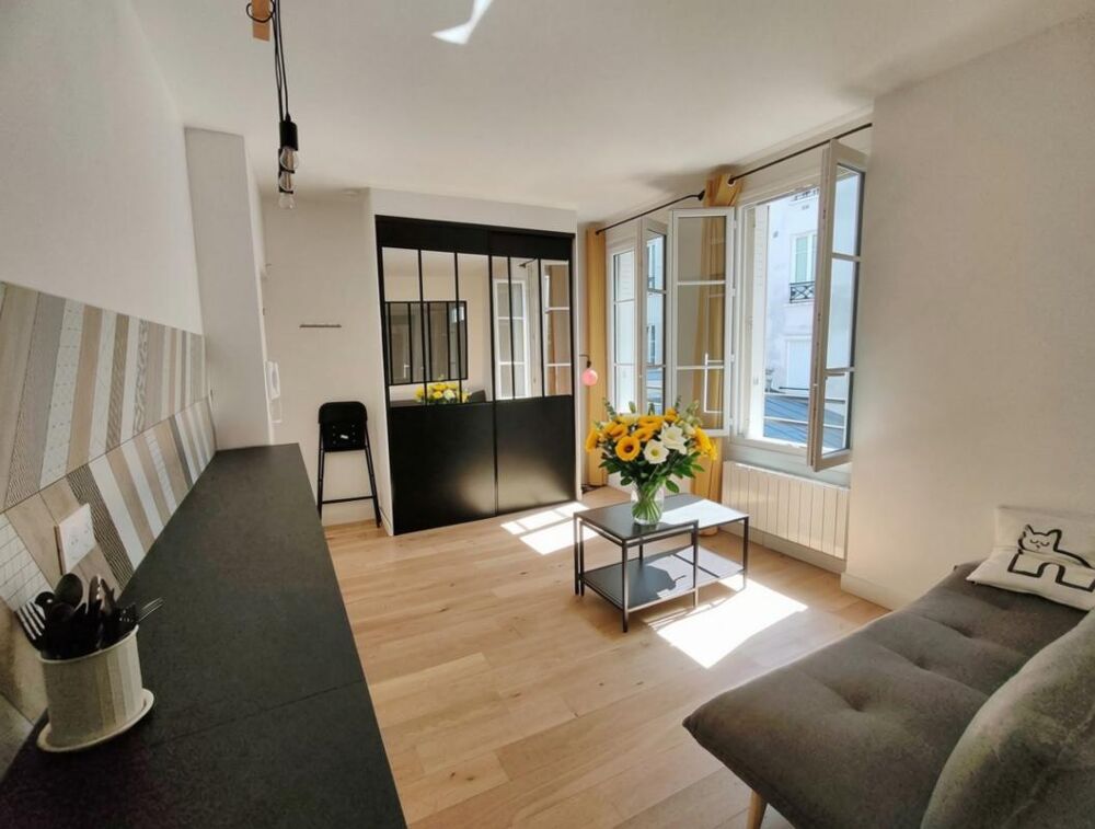 Paris 17e  Rue Truffaut / Batignolles  2 pièces au calme, rénové, meublé et prêt à vivre