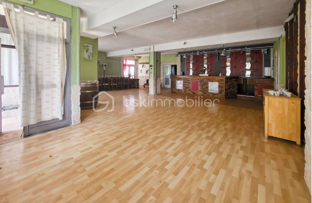   *-À VENDRE – MURS ET FOND DE COMMERCE *- EMPLACEMENT RARE À DEUX PAS DU PLAN D'EAU*- 