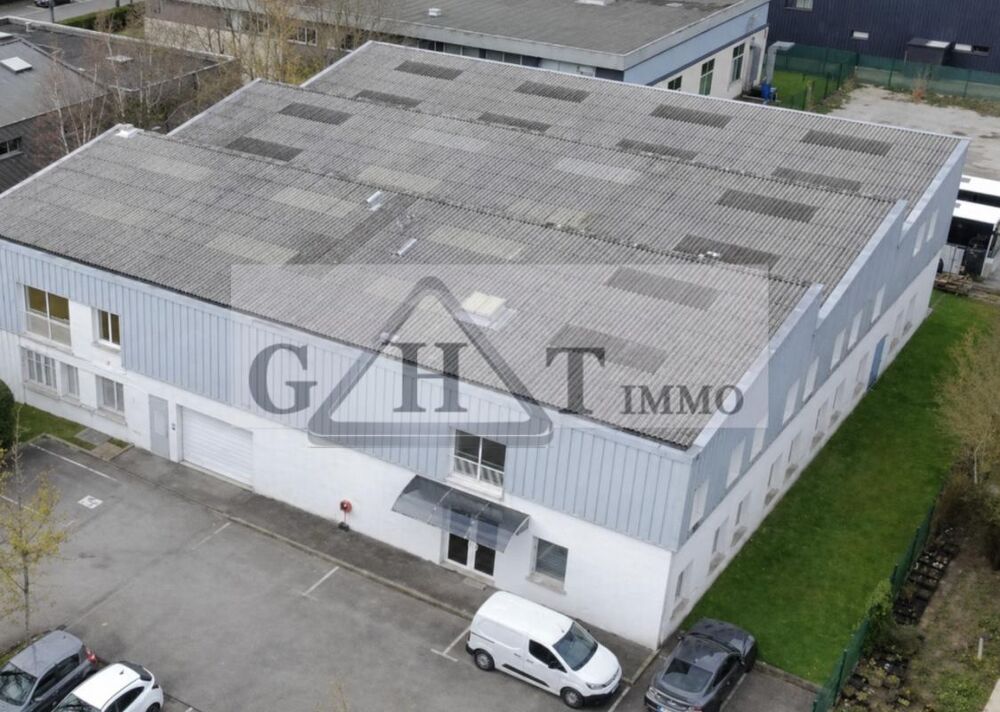   À LOUER : LOCAUX D'ACTIVITÉS - BUC 1470m² 