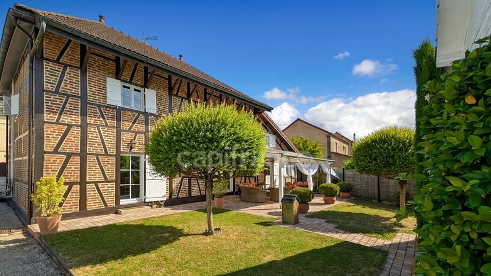 Maison de charme à Colombages de 184.67 m² à vendre 8 pièces SAINT GERMAIN DU BOIS (71) terrain de 443 m² piscine !