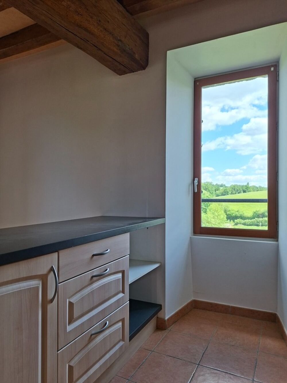 Jolie maison authentique en pierre, Au coeur des Alpes Mancelles, 160m2 surface totale sur Cave, 66 m2 Séjour, jardin clos, 3 ch