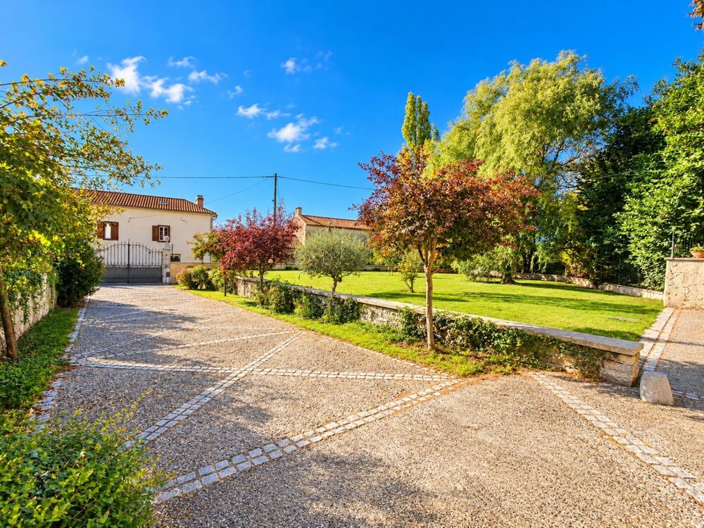 Vente Maison Maison de 248m2 avec piscine et garage Saint laurent de neste