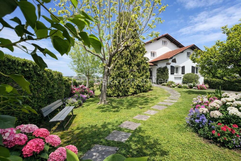 A Saint Jean de Luz, Maison 5 ch + T3 et terrain 1700 m2 divisible - vue océan et montagnes