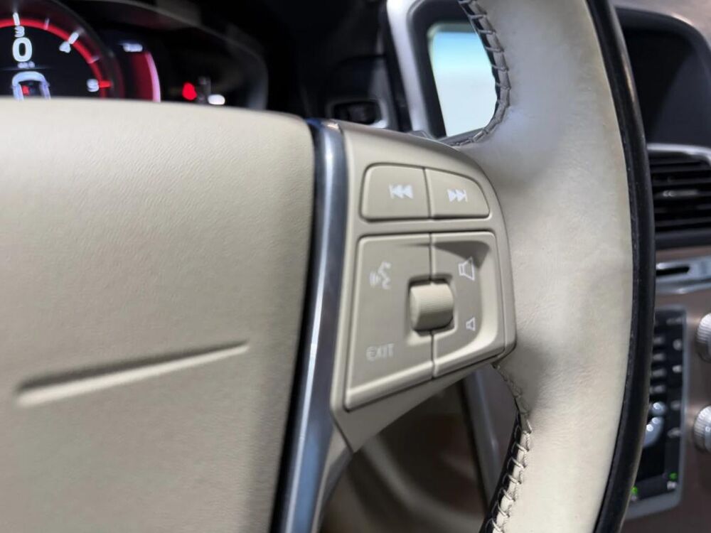XC60 I Phase 2 D3 2.0 TDi 16V FWD 150 cv MOMENTUM 2015 occasion 85190 Venansault