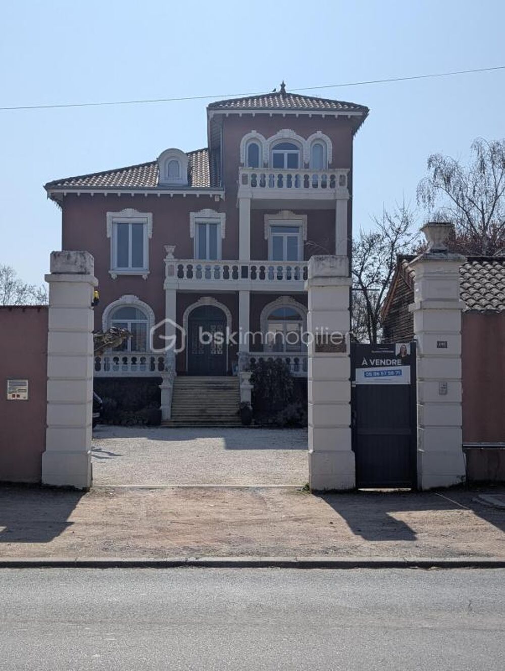 Maison de caractère avec piscine et dépendance  7 chambres  Montrond-les-Bains