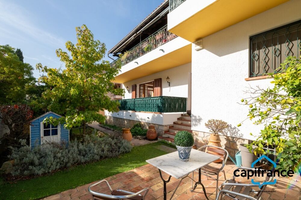 Sanary Port à pied/ Appartement en RDC de 114 m2, S/Sol de 187 m2 et terrain 318 m2 /garage. 10mn du port