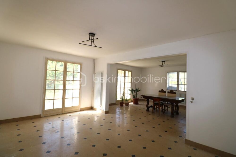 Propriété 10 pièces, 5 chambres, garage, chaufferie, cave et jardin