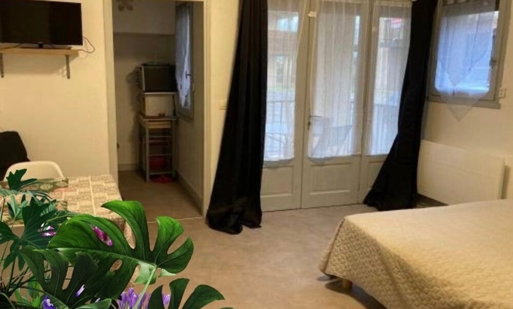 STUDIO avec TERRASSE et place de PARKING à vendre proche CAZAUBON