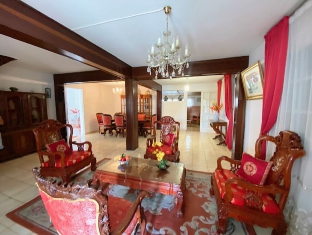 SAINT DENIS (974) Maison à vendre 8 pièces de 218 m² sur 2 niveaux - Garage - Sur parcelle de 755 m²