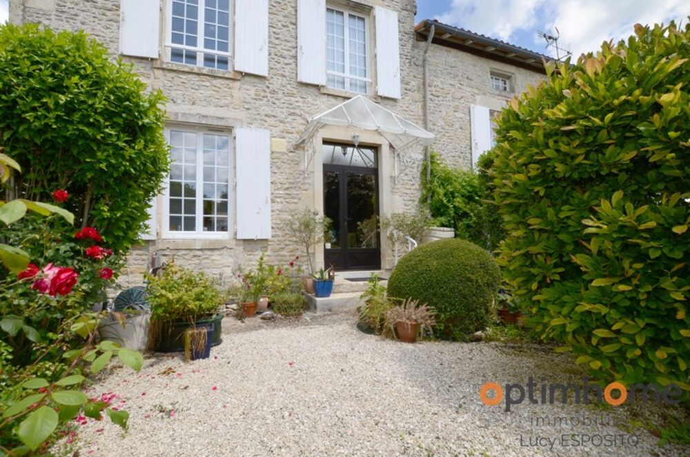 Charmante maison de village rénovée, offrant 5 chambres, des dépendances et un jardin, idéalement située entre Ruffec et Civray