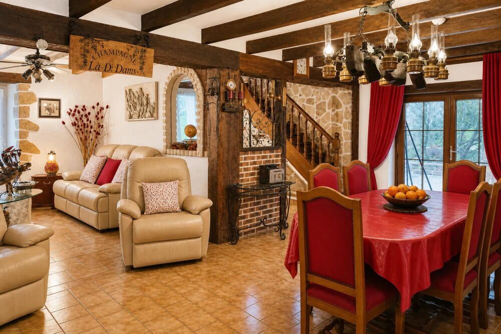 Maison rénovée avec jardin paisible à Oradour-Fanais