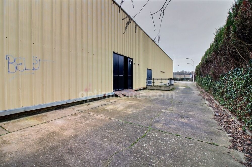   Entrepôt de 437 m2 avec bureau et parking à louer à Orgeval au bord de la RN 13 