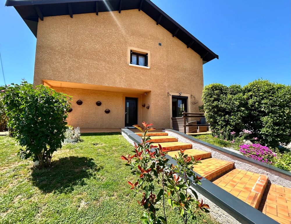 Maison familiale de 220 m² avec piscine et jardin arboré à Lagnieu
