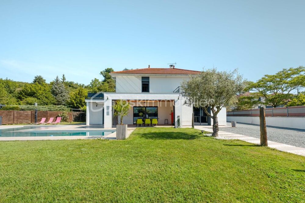 Villa familiale de standing avec piscine, double garage et vue dégagée