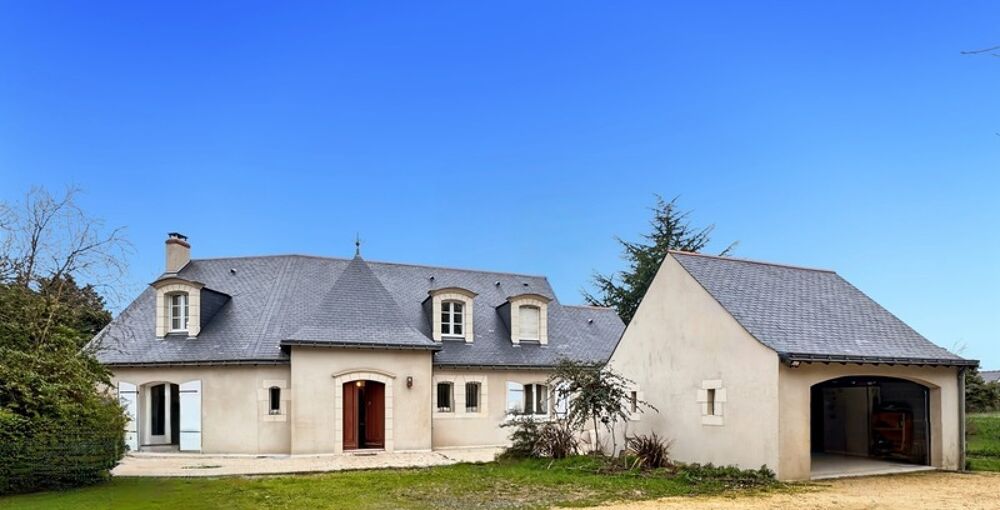 Maison de caractère entièrement rénovée  212 m² sur parcelle de 2900 m2  Écrin de verdure dans le centre de Mûrs-Érigné