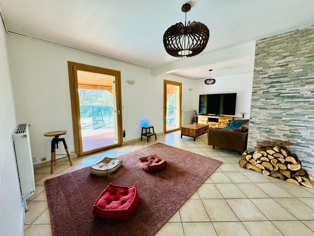 Maison familiale de 122 m2 avec piscine et garages sur 3 625 m² de terrain