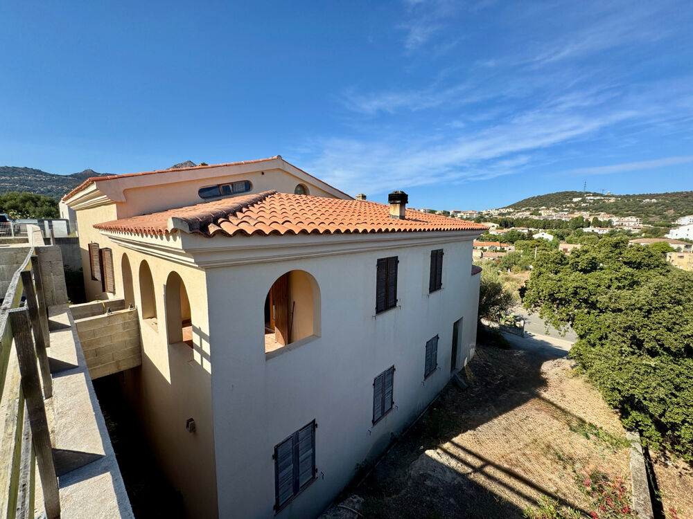 LÎle-Rousse  Maison 5 pièces, 3 niveaux avec terrasses, jardin et vastes garages  Centre ville et plage à pied