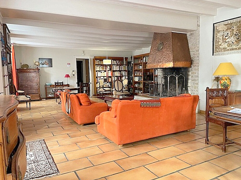 Demeure en pierre 312 m2 habitables, logement annexe, dépendances, jardins clos